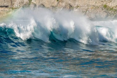 Bol köpüklü dalgalar, Atlantik Okyanusu 'nun volkanik siyah kumlu sahilinde, arka planda kayaları ve kayaları gören dalgalar. Los Gigantes, Tenerife, Kanarya Adaları 'ndan Cliff. İspanya
