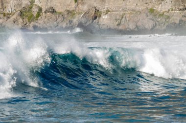 Bol köpüklü dalgalar, Atlantik Okyanusu 'nun volkanik siyah kumlu sahilinde, arka planda kayaları ve kayaları gören dalgalar. Los Gigantes, Tenerife, Kanarya Adaları 'ndan Cliff. İspanya