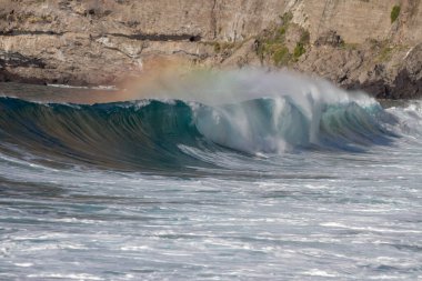 Bol köpüklü dalgalar, Atlantik Okyanusu 'nun volkanik siyah kumlu sahilinde, arka planda kayaları ve kayaları gören dalgalar. Los Gigantes, Tenerife, Kanarya Adaları 'ndan Cliff. İspanya