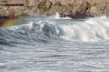 Bol köpüklü dalgalar, Atlantik Okyanusu 'nun volkanik siyah kumlu sahilinde, arka planda kayaları ve kayaları gören dalgalar. Los Gigantes, Tenerife, Kanarya Adaları 'ndan Cliff. İspanya
