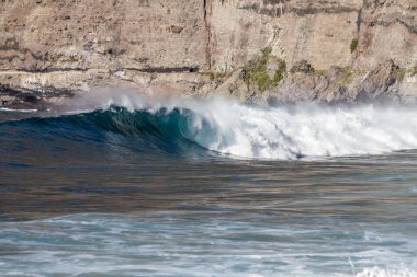 Bol köpüklü dalgalar, Atlantik Okyanusu 'nun volkanik siyah kumlu sahilinde, arka planda kayaları ve kayaları gören dalgalar. Los Gigantes, Tenerife, Kanarya Adaları 'ndan Cliff. İspanya