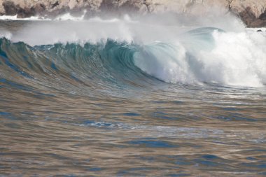 Bol köpüklü dalgalar, Atlantik Okyanusu 'nun volkanik siyah kumlu sahilinde, arka planda kayaları ve kayaları gören dalgalar. Los Gigantes, Tenerife, Kanarya Adaları 'ndan Cliff. İspanya