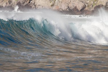 Bol köpüklü dalgalar, Atlantik Okyanusu 'nun volkanik siyah kumlu sahilinde, arka planda kayaları ve kayaları gören dalgalar. Los Gigantes, Tenerife, Kanarya Adaları 'ndan Cliff. İspanya