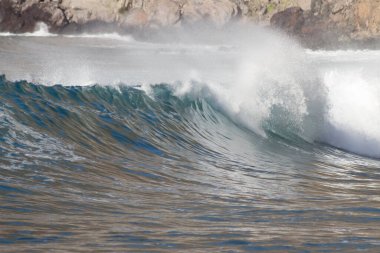 Bol köpüklü dalgalar, Atlantik Okyanusu 'nun volkanik siyah kumlu sahilinde, arka planda kayaları ve kayaları gören dalgalar. Los Gigantes, Tenerife, Kanarya Adaları 'ndan Cliff. İspanya