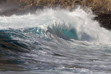 Bol köpüklü dalgalar, Atlantik Okyanusu 'nun volkanik siyah kumlu sahilinde, arka planda kayaları ve kayaları gören dalgalar. Los Gigantes, Tenerife, Kanarya Adaları 'ndan Cliff. İspanya