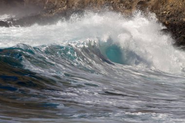 Bol köpüklü dalgalar, Atlantik Okyanusu 'nun volkanik siyah kumlu sahilinde, arka planda kayaları ve kayaları gören dalgalar. Los Gigantes, Tenerife, Kanarya Adaları 'ndan Cliff. İspanya