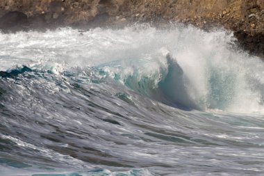 Bol köpüklü dalgalar, Atlantik Okyanusu 'nun volkanik siyah kumlu sahilinde, arka planda kayaları ve kayaları gören dalgalar. Los Gigantes, Tenerife, Kanarya Adaları 'ndan Cliff. İspanya