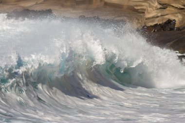 Bol köpüklü dalgalar, Atlantik Okyanusu 'nun volkanik siyah kumlu sahilinde, arka planda kayaları ve kayaları gören dalgalar. Los Gigantes, Tenerife, Kanarya Adaları 'ndan Cliff. İspanya