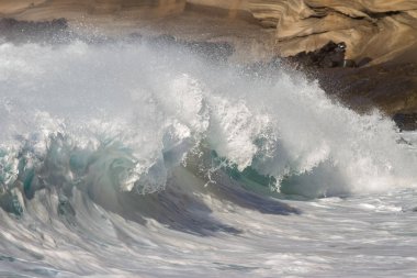 Bol köpüklü dalgalar, Atlantik Okyanusu 'nun volkanik siyah kumlu sahilinde, arka planda kayaları ve kayaları gören dalgalar. Los Gigantes, Tenerife, Kanarya Adaları 'ndan Cliff. İspanya