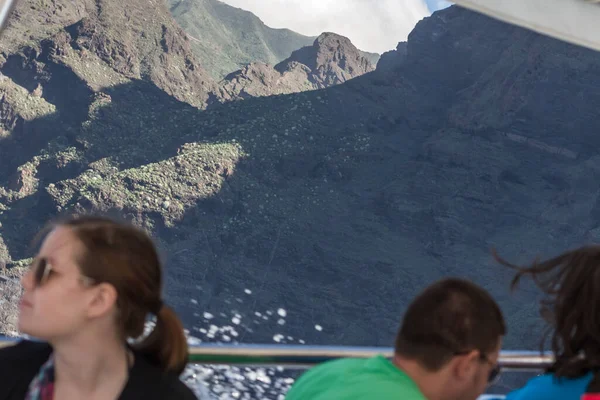 Bir teknede turistler, Atlantik Okyanusu 'nda yüzen balina ve yunusları görmek için gezintiye çıkıyorlar. Los Gigantes, Tenerife, Kanarya Adaları. İspanya