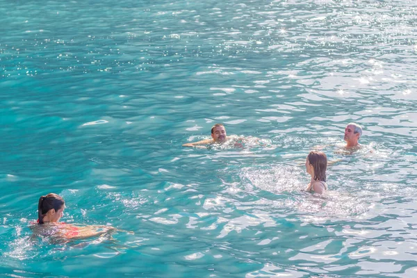 Skupina Lidí Turistů Plavání Tyrkysových Vodách Atlantského Oceánu Útesem Pozadí — Stock fotografie