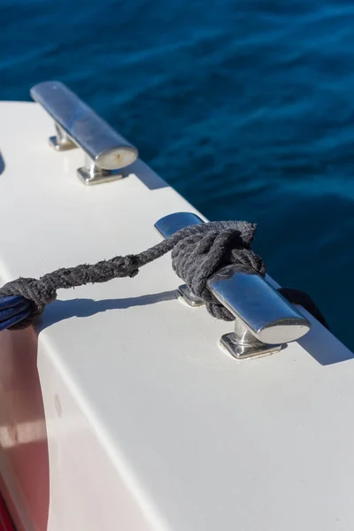 Cleat Ship Moored Rope Foam Wake Ship While Sailing Blue — Stock Photo, Image