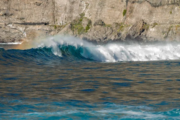 Onda Com Muita Espuma Quebrando Praia Areia Preta Vulcânica Oceano — Fotografia de Stock