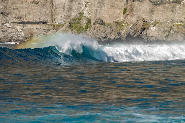 Bølge Med Masse Skum Bryde Den Vulkanske Sorte Sandstrand Atlanterhavet - Stock-foto