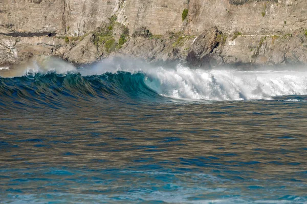 Bol köpüklü dalgalar, Atlantik Okyanusu 'nun volkanik siyah kumlu sahilinde, arka planda kayaları ve kayaları gören dalgalar. Los Gigantes, Tenerife, Kanarya Adaları 'ndan Cliff. İspanya
