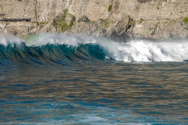 Bol köpüklü dalgalar, Atlantik Okyanusu 'nun volkanik siyah kumlu sahilinde, arka planda kayaları ve kayaları gören dalgalar. Los Gigantes, Tenerife, Kanarya Adaları 'ndan Cliff. İspanya