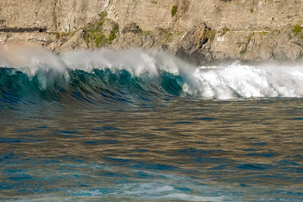 Onda Com Muita Espuma Quebrando Praia Areia Preta Vulcânica Oceano — Fotografia de Stock