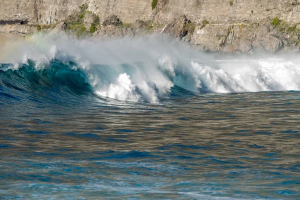 Bol köpüklü dalgalar, Atlantik Okyanusu 'nun volkanik siyah kumlu sahilinde, arka planda kayaları ve kayaları gören dalgalar. Los Gigantes, Tenerife, Kanarya Adaları 'ndan Cliff. İspanya