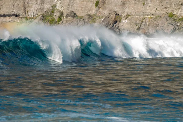 Bol köpüklü dalgalar, Atlantik Okyanusu 'nun volkanik siyah kumlu sahilinde, arka planda kayaları ve kayaları gören dalgalar. Los Gigantes, Tenerife, Kanarya Adaları 'ndan Cliff. İspanya