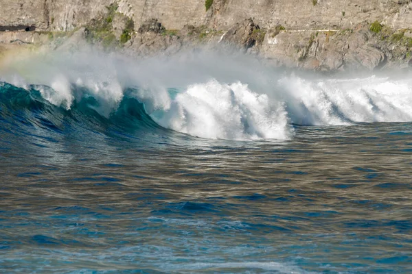 Bol köpüklü dalgalar, Atlantik Okyanusu 'nun volkanik siyah kumlu sahilinde, arka planda kayaları ve kayaları gören dalgalar. Los Gigantes, Tenerife, Kanarya Adaları 'ndan Cliff. İspanya
