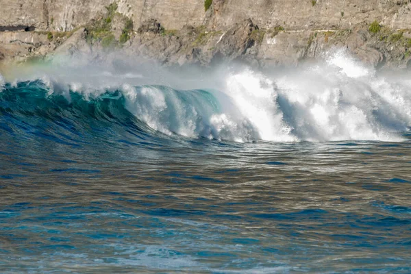 Bol köpüklü dalgalar, Atlantik Okyanusu 'nun volkanik siyah kumlu sahilinde, arka planda kayaları ve kayaları gören dalgalar. Los Gigantes, Tenerife, Kanarya Adaları 'ndan Cliff. İspanya