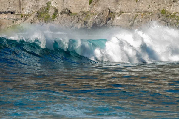 Onda Com Muita Espuma Quebrando Praia Areia Preta Vulcânica Oceano — Fotografia de Stock