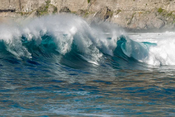 Bol köpüklü dalgalar, Atlantik Okyanusu 'nun volkanik siyah kumlu sahilinde, arka planda kayaları ve kayaları gören dalgalar. Los Gigantes, Tenerife, Kanarya Adaları 'ndan Cliff. İspanya