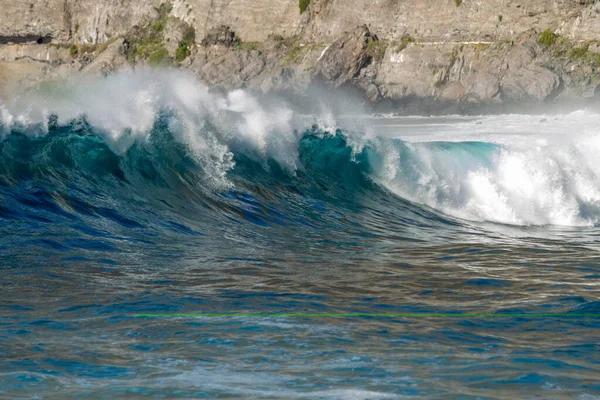 Ola Con Mucha Espuma Rompiendo Playa Arena Negra Volcánica Del —  Fotos de Stock