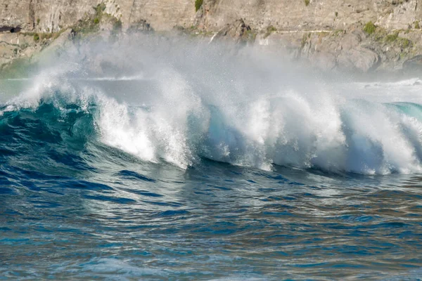 Welle Mit Viel Schaum Die Sich Vulkanischen Schwarzen Sandstrand Des — Stockfoto