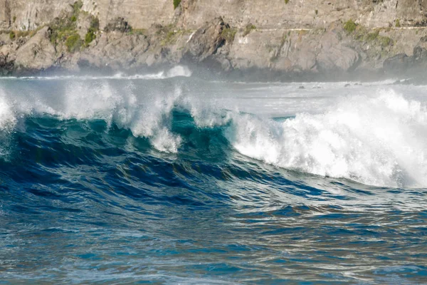 Волна Большим Количеством Пены Разрывающаяся Вулканическом Черном Песчаном Пляже Атлантического — стоковое фото