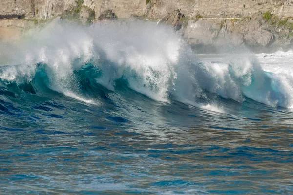 Bol Köpüklü Dalgalar Atlantik Okyanusu Nun Volkanik Siyah Kumlu Sahilinde — Stok fotoğraf