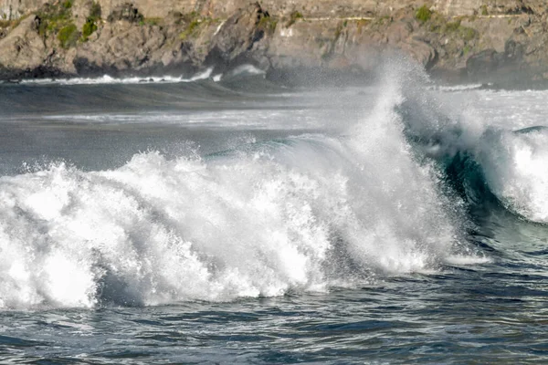 Bol Köpüklü Dalgalar Atlantik Okyanusu Nun Volkanik Siyah Kumlu Sahilinde — Stok fotoğraf