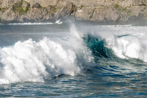 Ola Con Mucha Espuma Rompiendo Playa Arena Negra Volcánica Del — Foto de Stock