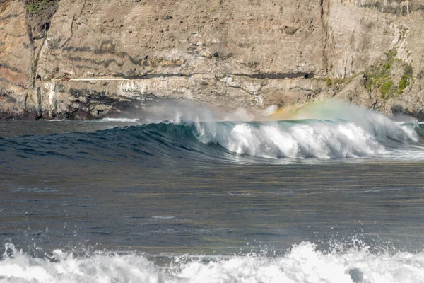 Welle Mit Viel Schaum Die Sich Vulkanischen Schwarzen Sandstrand Des — Stockfoto