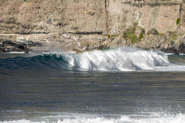 Ola Con Mucha Espuma Rompiendo Playa Arena Negra Volcánica Del — Foto de Stock