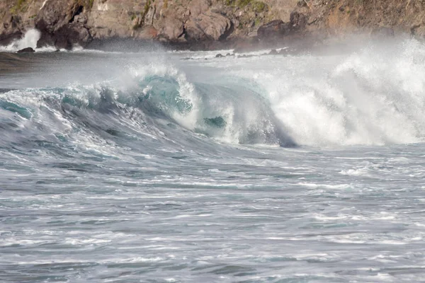 Хвиля Великою Кількістю Піни Розбиваючи Вулканічне Чорне Піщане Узбережжя Атлантичного — стокове фото