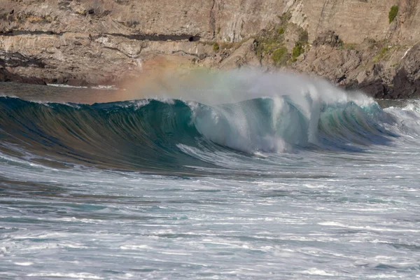 Bol köpüklü dalgalar, Atlantik Okyanusu 'nun volkanik siyah kumlu sahilinde, arka planda kayaları ve kayaları gören dalgalar. Los Gigantes, Tenerife, Kanarya Adaları 'ndan Cliff. İspanya