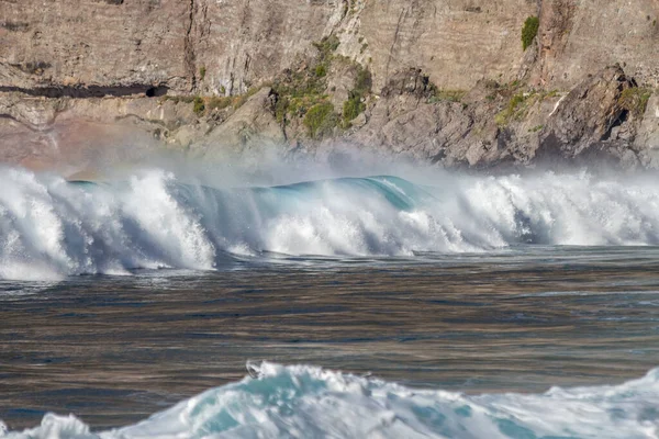 Bol köpüklü dalgalar, Atlantik Okyanusu 'nun volkanik siyah kumlu sahilinde, arka planda kayaları ve kayaları gören dalgalar. Los Gigantes, Tenerife, Kanarya Adaları 'ndan Cliff. İspanya