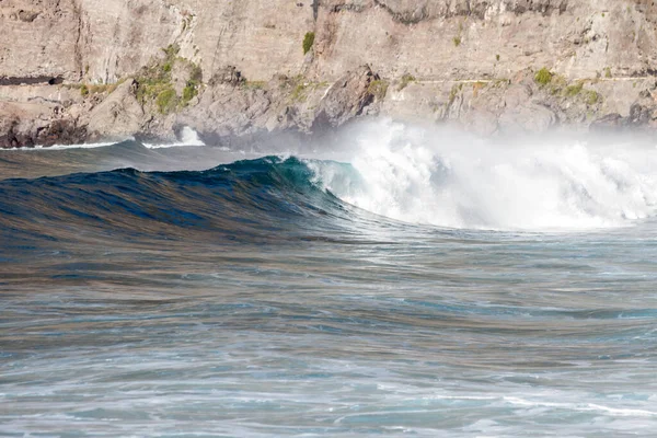 Welle Mit Viel Schaum Die Sich Vulkanischen Schwarzen Sandstrand Des — Stockfoto