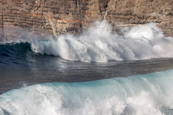 Ola Con Mucha Espuma Rompiendo Playa Arena Negra Volcánica Del —  Fotos de Stock