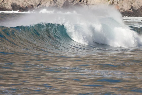 Fala Dużą Ilością Piany Łamanie Wulkanicznej Czarnej Plaży Piasku Oceanu — Zdjęcie stockowe