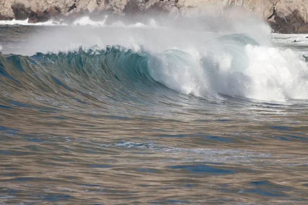 Bol köpüklü dalgalar, Atlantik Okyanusu 'nun volkanik siyah kumlu sahilinde, arka planda kayaları ve kayaları gören dalgalar. Los Gigantes, Tenerife, Kanarya Adaları 'ndan Cliff. İspanya