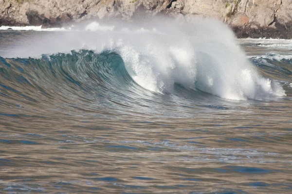 Onda Com Muita Espuma Quebrando Praia Areia Preta Vulcânica Oceano — Fotografia de Stock