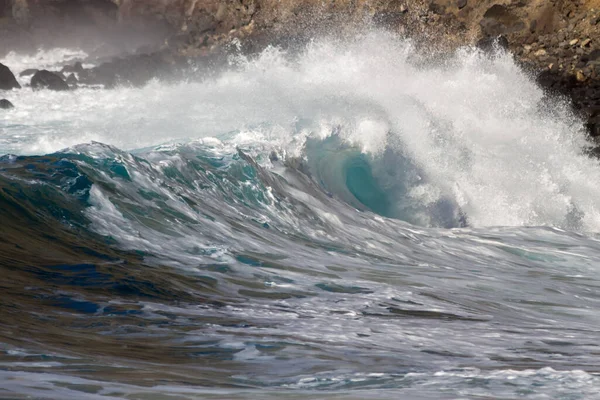 Волна Большим Количеством Пены Разрывающаяся Вулканическом Черном Песчаном Пляже Атлантического — стоковое фото