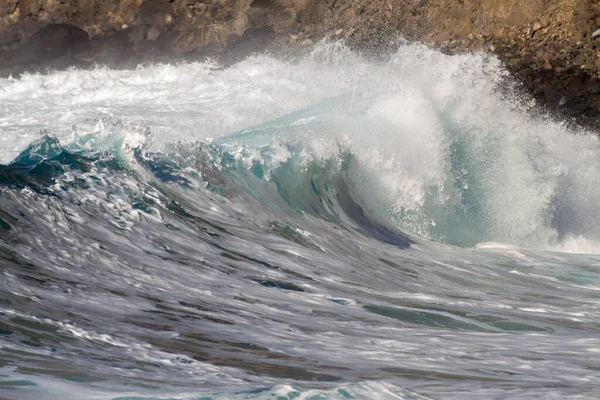 Bol köpüklü dalgalar, Atlantik Okyanusu 'nun volkanik siyah kumlu sahilinde, arka planda kayaları ve kayaları gören dalgalar. Los Gigantes, Tenerife, Kanarya Adaları 'ndan Cliff. İspanya