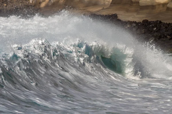 Onda Com Muita Espuma Quebrando Praia Areia Preta Vulcânica Oceano — Fotografia de Stock