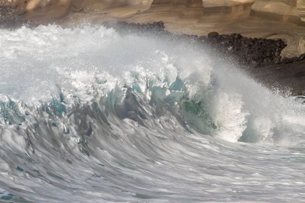 Onda Com Muita Espuma Quebrando Praia Areia Preta Vulcânica Oceano — Fotografia de Stock