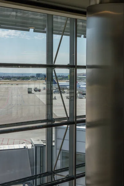 Terminal Pasajeros Aeropuerto Verano Con Bancos Para Que Los Pasajeros — Foto de Stock