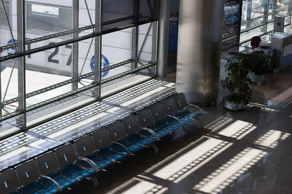Yazın Bir Havaalanının Yolcu Terminali Yolcuların Oturabileceği Banklar Yürüyen Bazı — Stok fotoğraf