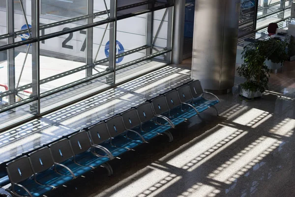 Passenger Terminal Airport Summer Benches Passengers Sit Some Passengers Walking — Foto Stock